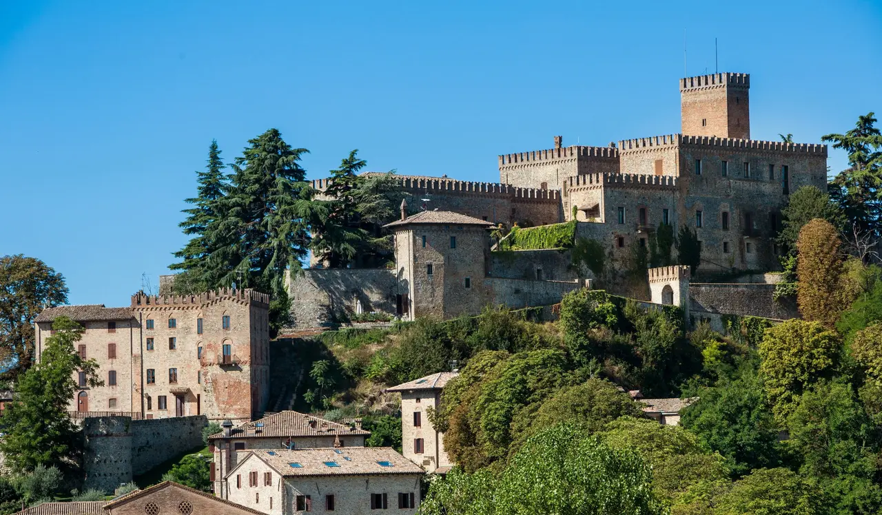 Castello storico immerso nel verde, location del retreat di Pilates e benessere ENERJè vicino a Milano